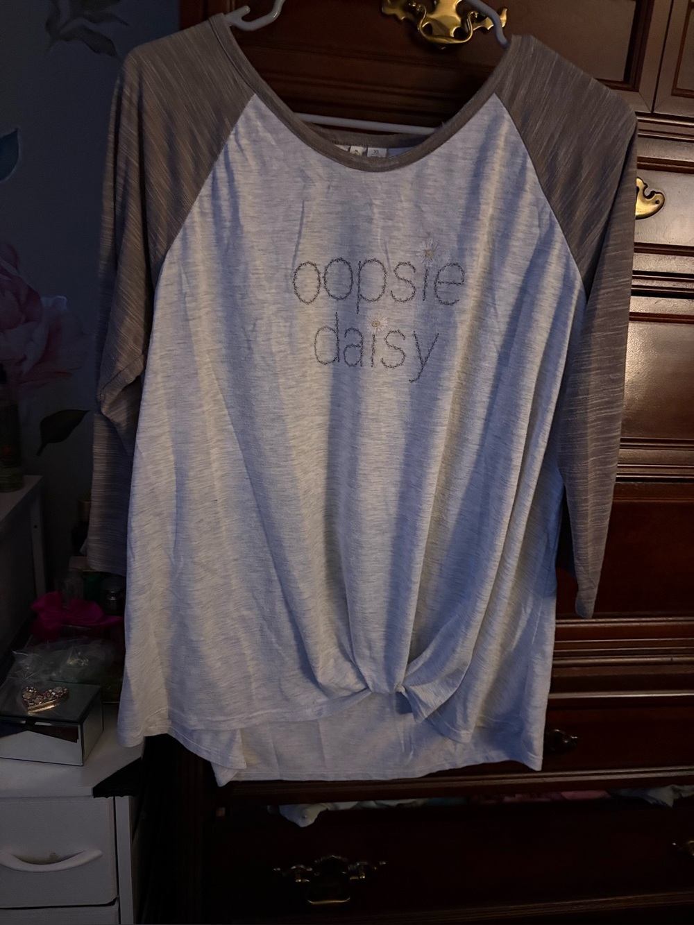 Women's 'oopsie daisy' Gray Raglan Knot-Front Tee